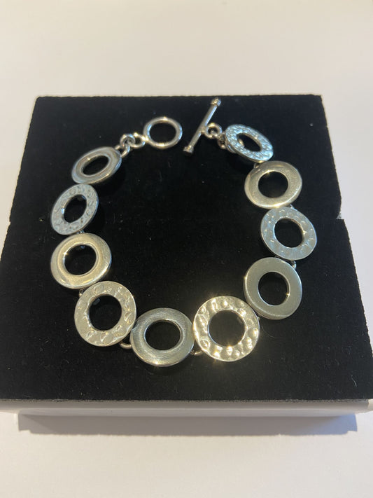 Silver Bracelet Alternating Smooth & Hammered Circle Links.